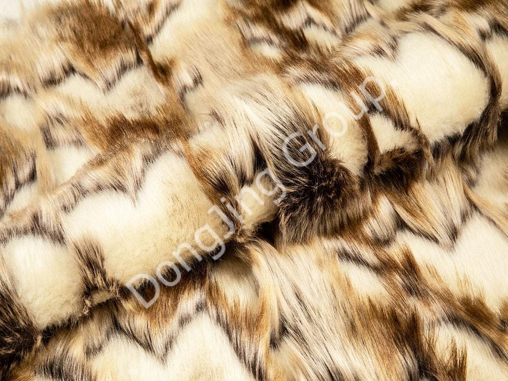 9W1150-茶色と白に染められた先のとがったウサギ faux fur fabric